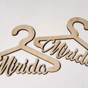 Nimeline riidepuu beebiriietele ja nukuriietele (15cm)